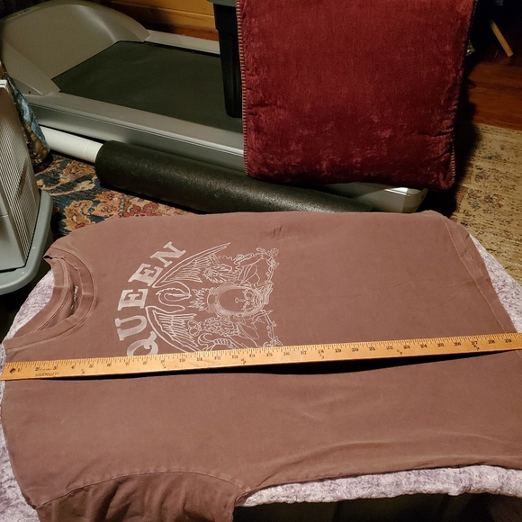 American Eagle Queen Brown Graphic Band T-Shirt - Picture 11 of 12